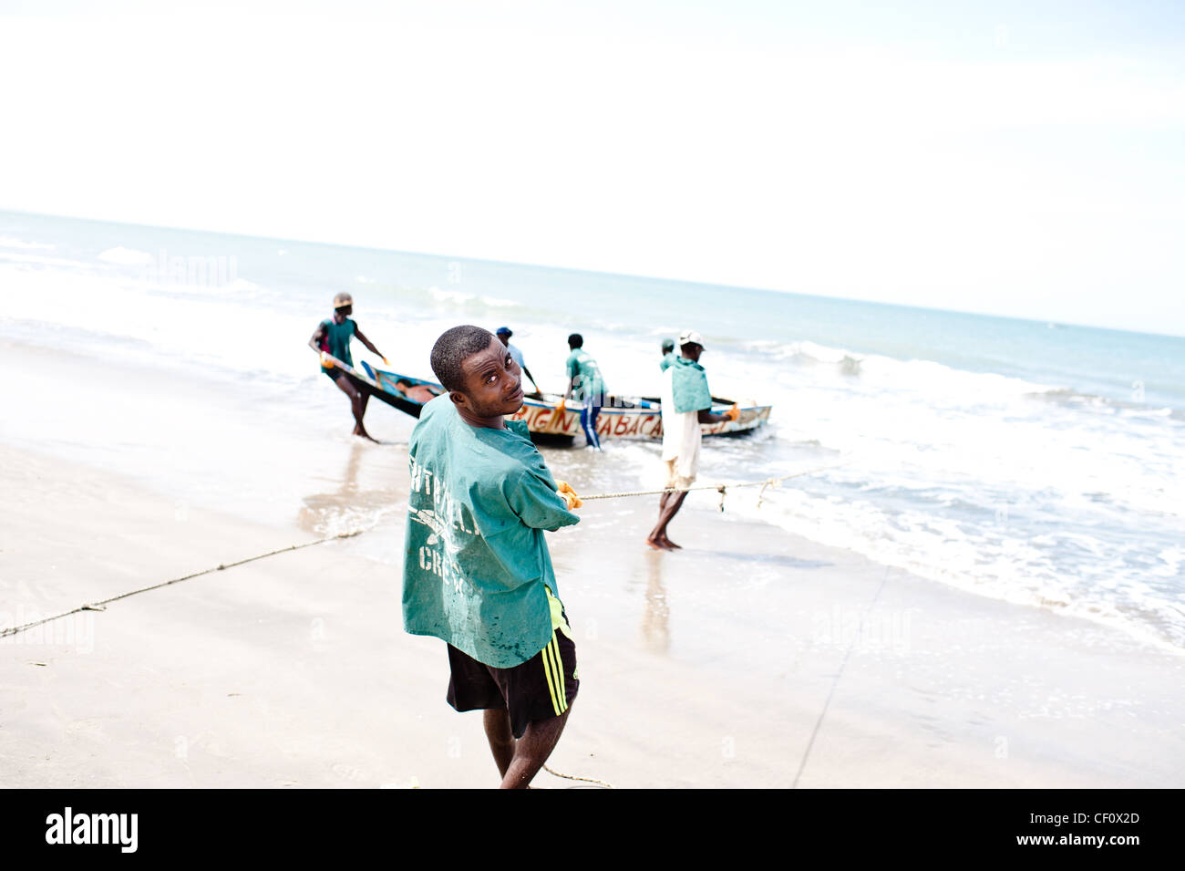 Afrikanischen Fischern in die Netze an den Strand ziehen Stockfoto