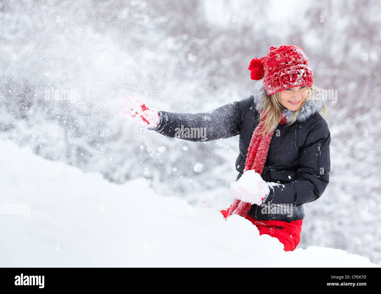 Frau im Winter von einem Schneeball getroffen. Stockfoto