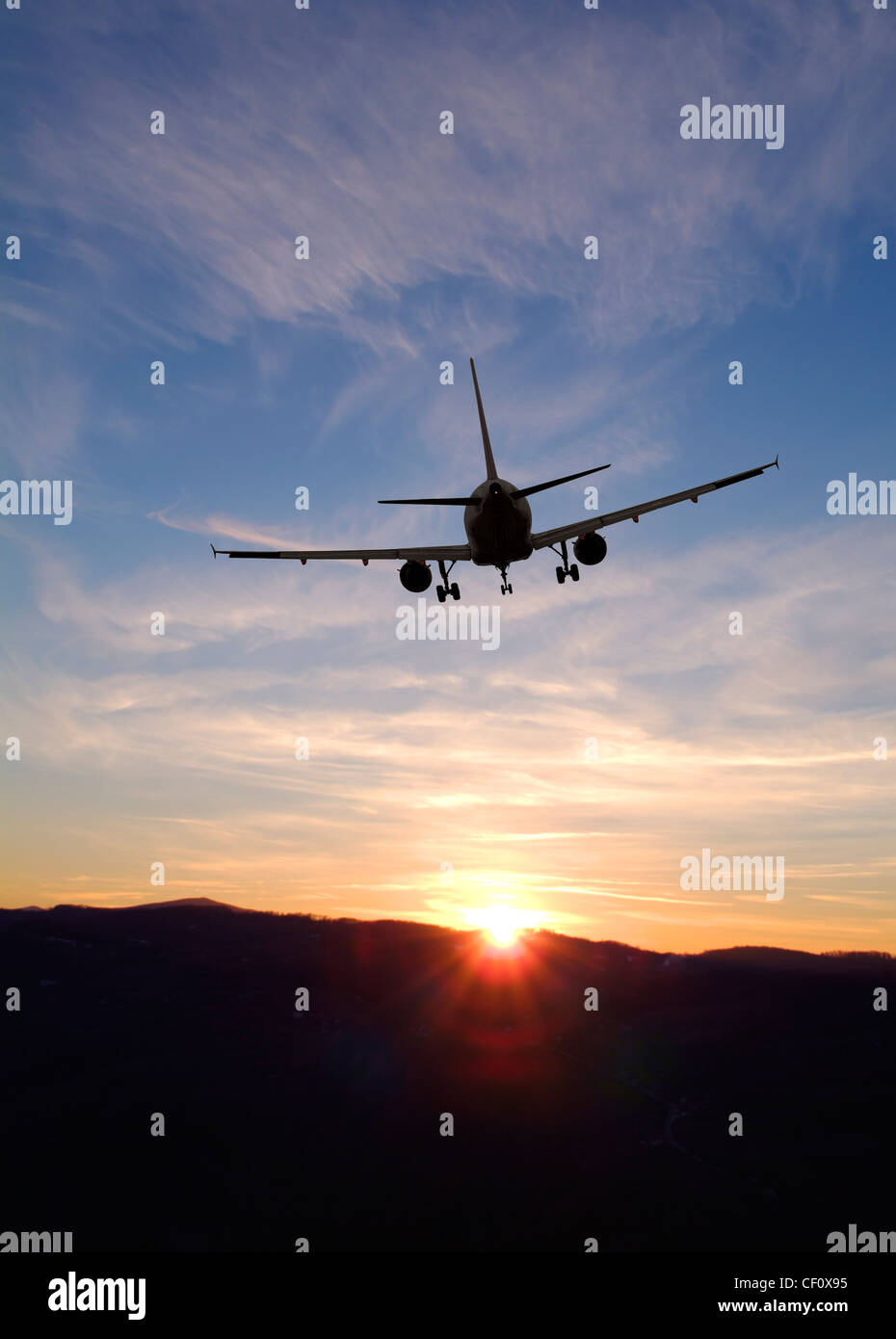 Flugzeug abheben in den Sonnenuntergang. Stockfoto