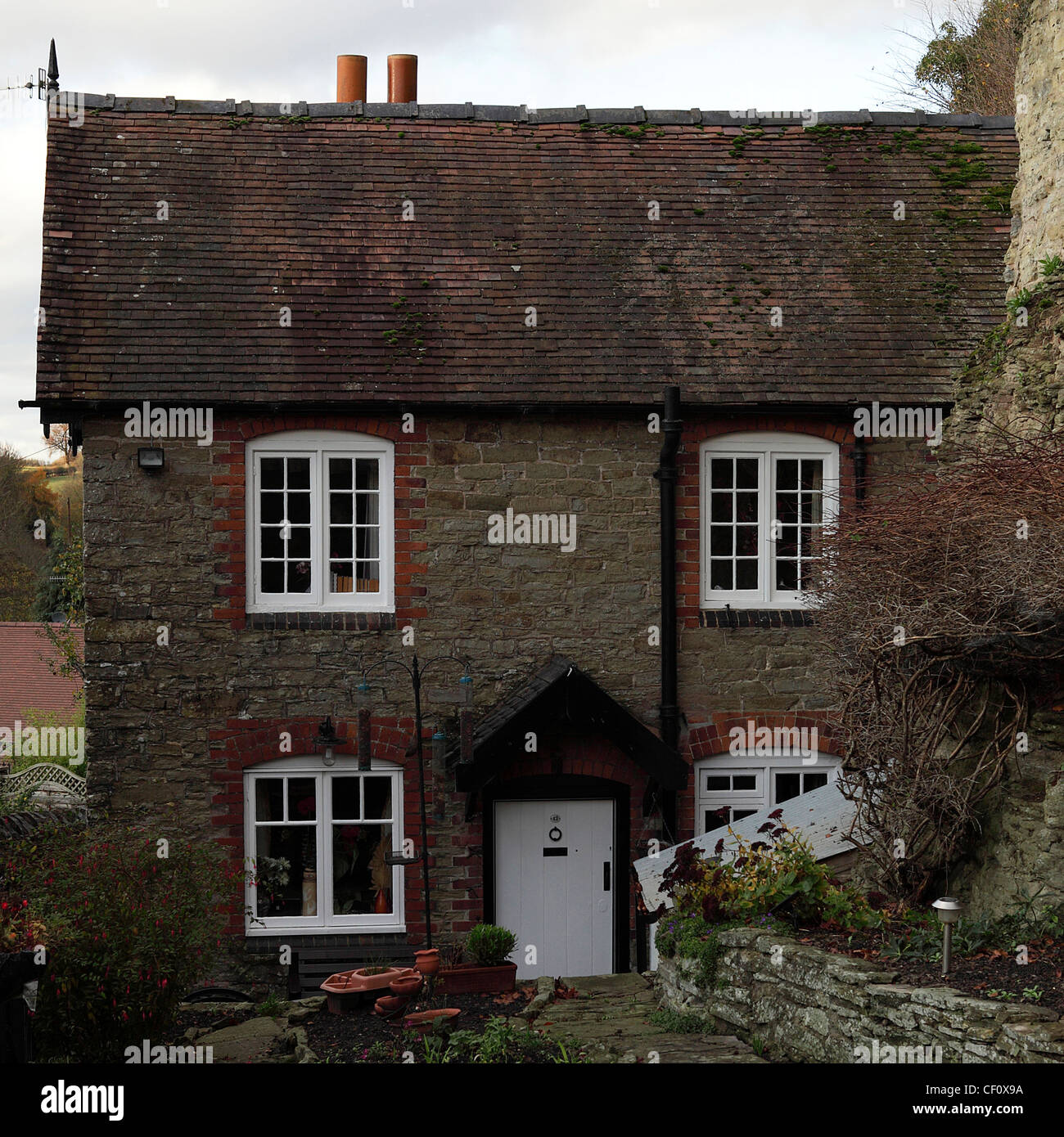 Die Gesteinsschichten unter Ludlow Castle liegt dieses schöne Landhaus aus Stein. Stockfoto