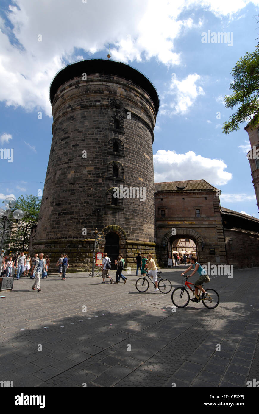 Einer der Haupteingänge der umliegenden fünf Kilometer langen Stadtmauer ist das Frauentor-Tor, das in den Handwerkerhof (Handwerkerhof) führt Stockfoto