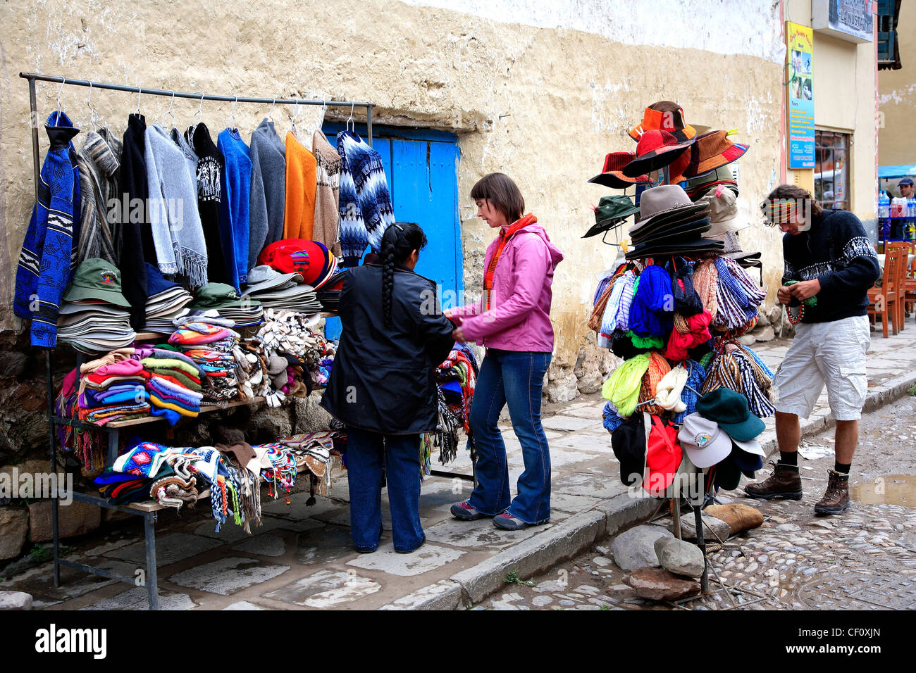 Marktstand in der Stadt von Ollantaytambo, einen touristischen Stopp kurz vor KM 82 auf dem Inka-Trail, südöstlichen Peru, Südamerika Stockfoto