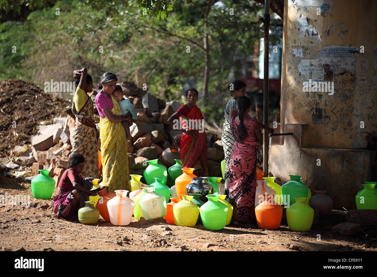 Frauen in ländlichen Gebieten warten auf die Wasserversorgung Andhra Pradesh in Indien Stockfoto