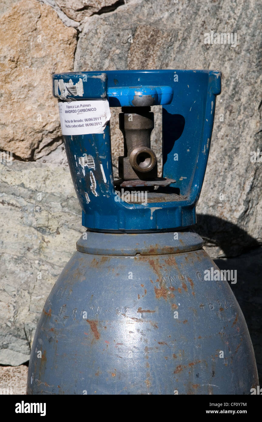 verdichtetes Gas Flaschenventil Ventile Gase Kanister Kanister tippen tippt Leichentuch gehüllt hohe Druckentlastung Stockfoto