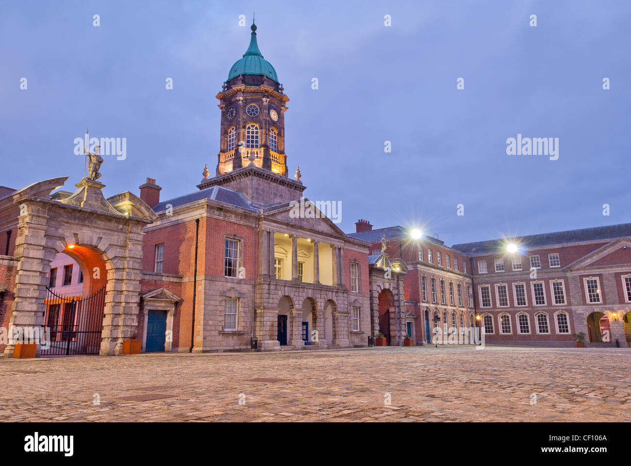 Der Bedford-Turm in Dublin Castle bei Nacht Stockfoto