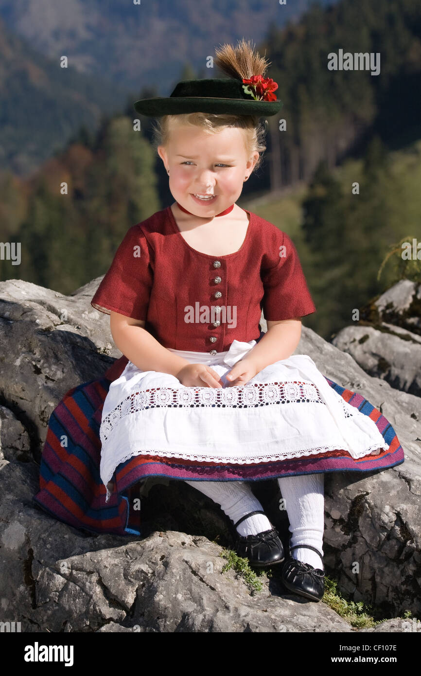 Kleine blonde Mädchen in typisch bayrischer Tracht auf dem Berg Stockfoto