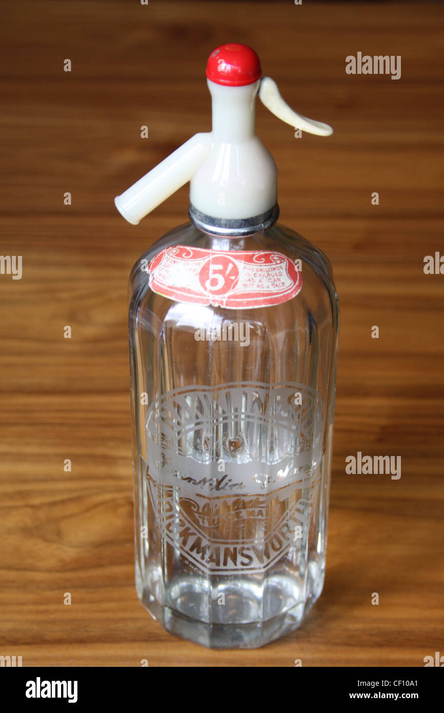 Vintage / antike Limo Seltzer Siphon Siphon-Flasche mit Wasser. Glas, zerfurcht. Stockfoto