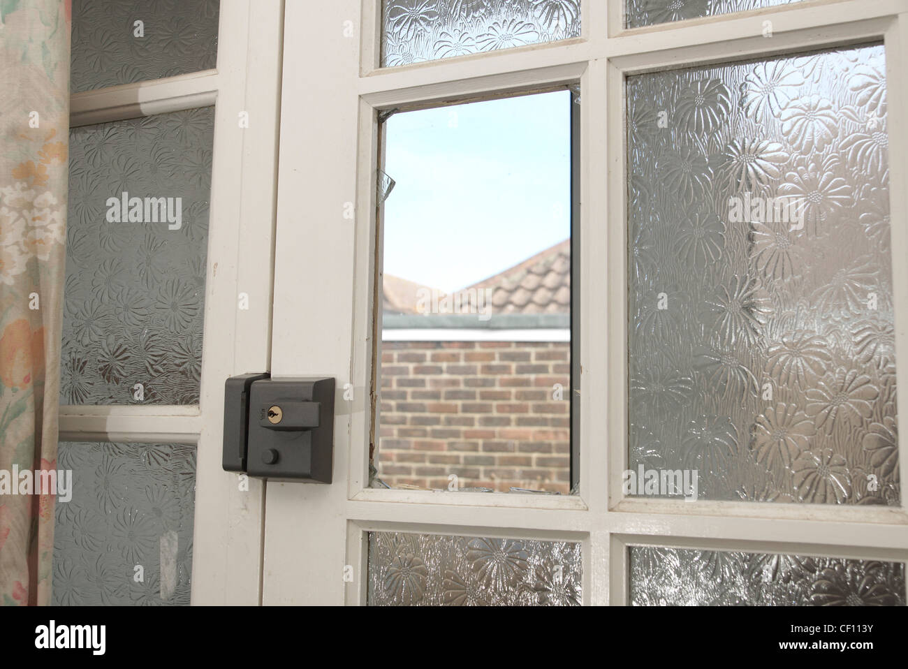 Haustür mit eine zerbrochene Fensterscheibe aus zerbrochenen Glas Stockfoto