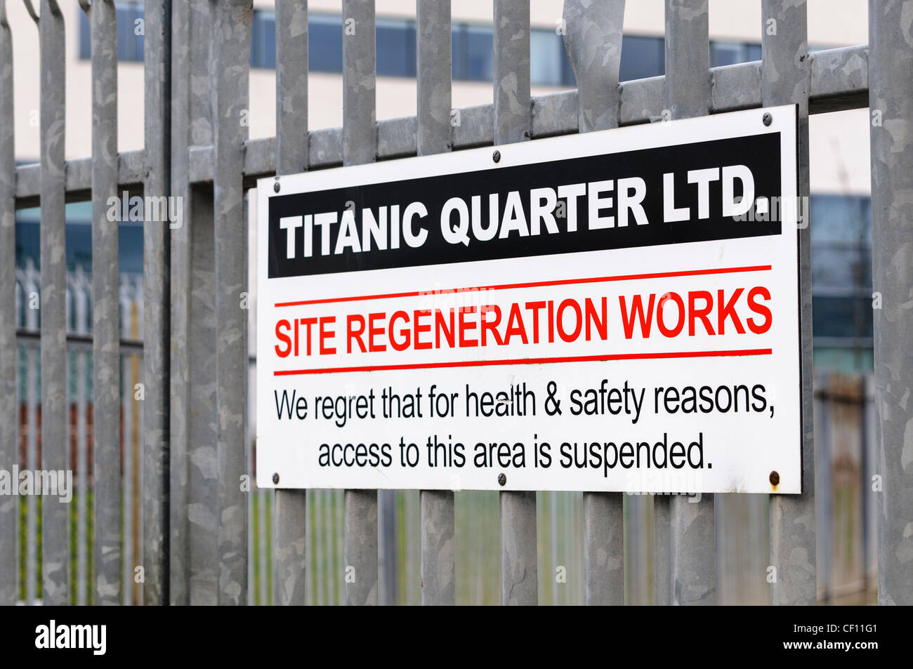 Melden Sie bei Titanic Quarter Warnung über Bauarbeiten Stockfoto