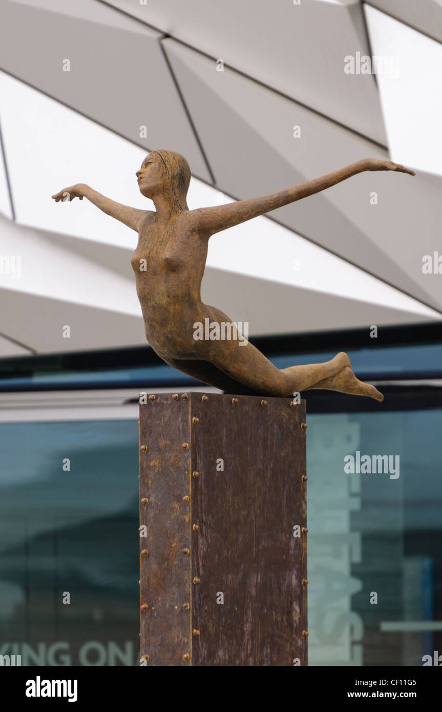 Bronze Statue außerhalb der Titanic Signature Building Stockfoto