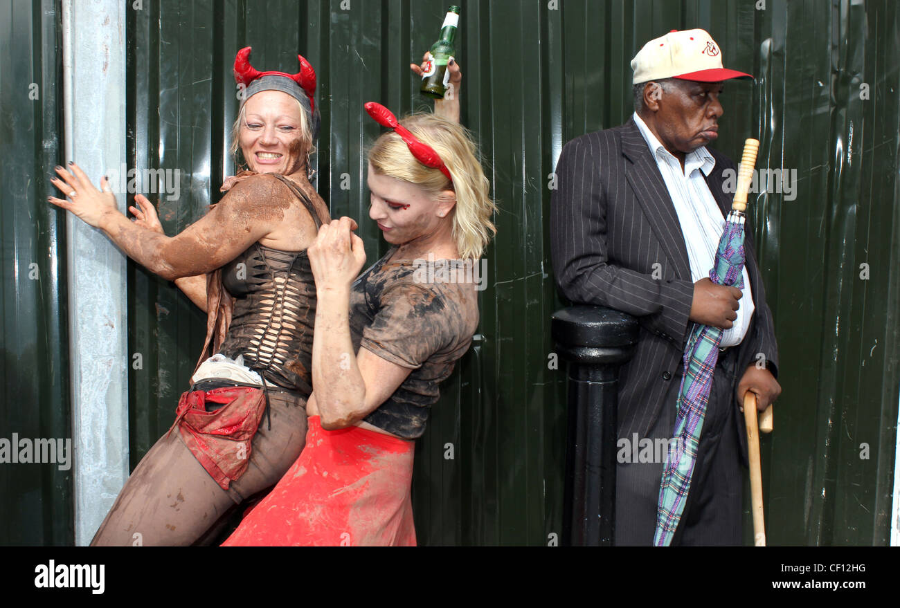Älterer Mann und tanzenden Frauen in Nottinghill Carnival, London UK Stockfoto