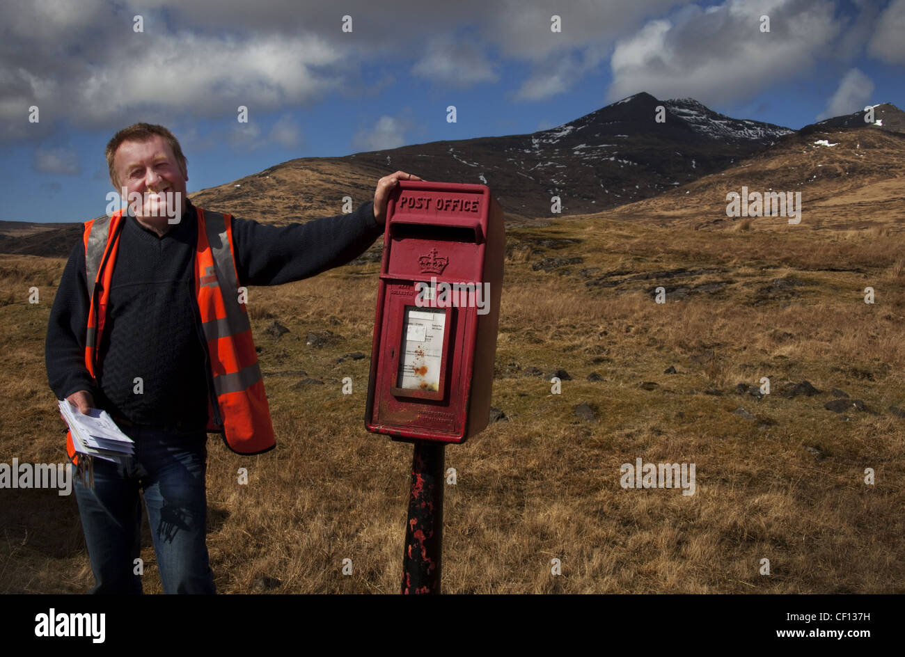 Alastair, Isle of Mull Postie (Postbote), West-Schottland UK, der zuverlässige Royal Main Landpostmann, der entfernte rote Postfächer leert Stockfoto