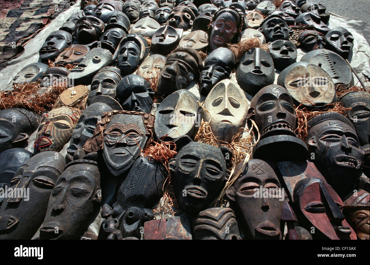Geschnitzte hölzerne Stammesmasken auf Verkauf in ein Open-Air-Markt in Johannesburg, Südafrika, 1996 Stockfoto
