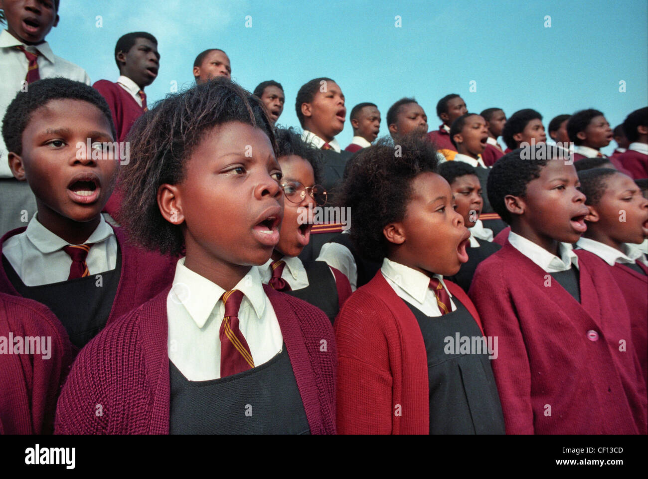 Schwarze Schüler singen im Schulchor in Port Elizabeth, Südafrika. Stockfoto