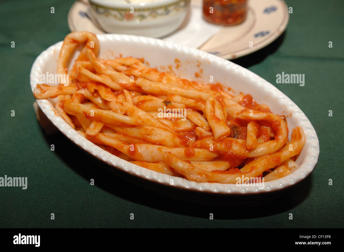 Nudeln mit Tomatensauce, die typisch für Süditalien Stockfoto