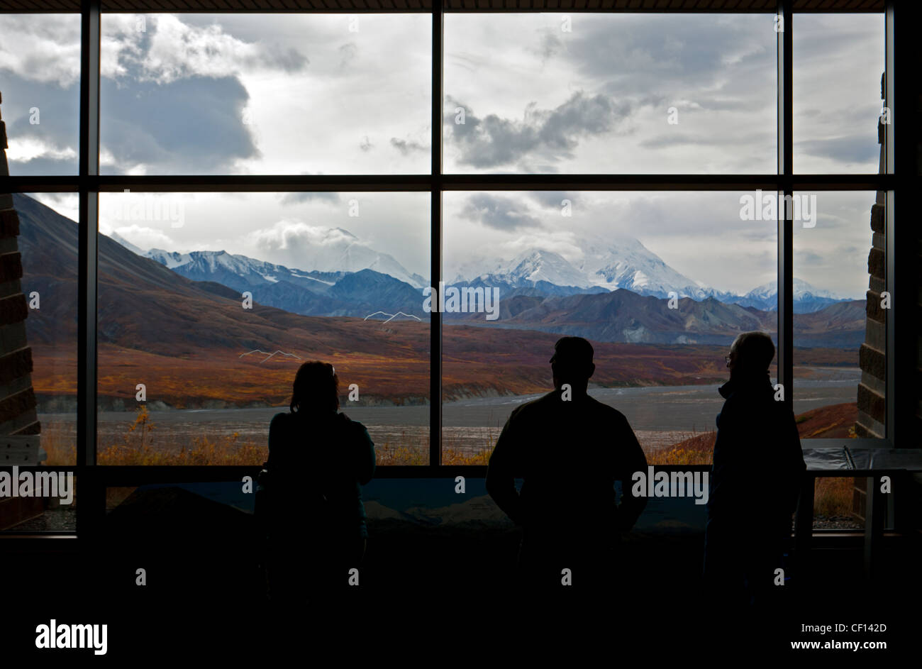 Besucher betrachten Mount McKinley. Eielson Visitor Center. Denali-Nationalpark. Alaska. USA Stockfoto