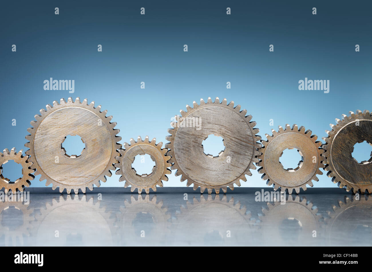 Alten Stahl Zahnräder auf reflektierenden Hintergrund. Stockfoto