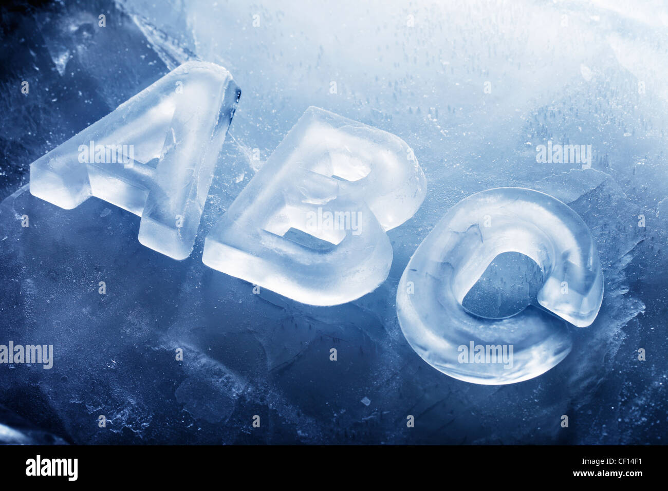 ABC mit echtem Eisbuchstaben auf dem Eis gemacht. Stockfoto