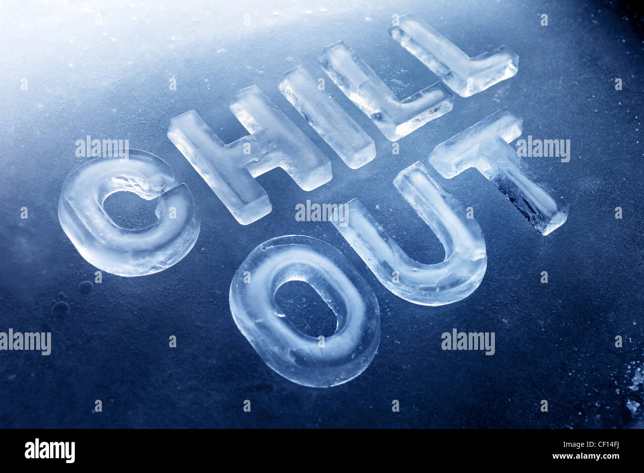 Worte "Chill Out", in echtem Eisbuchstaben auf Eis Hintergrund. Stockfoto