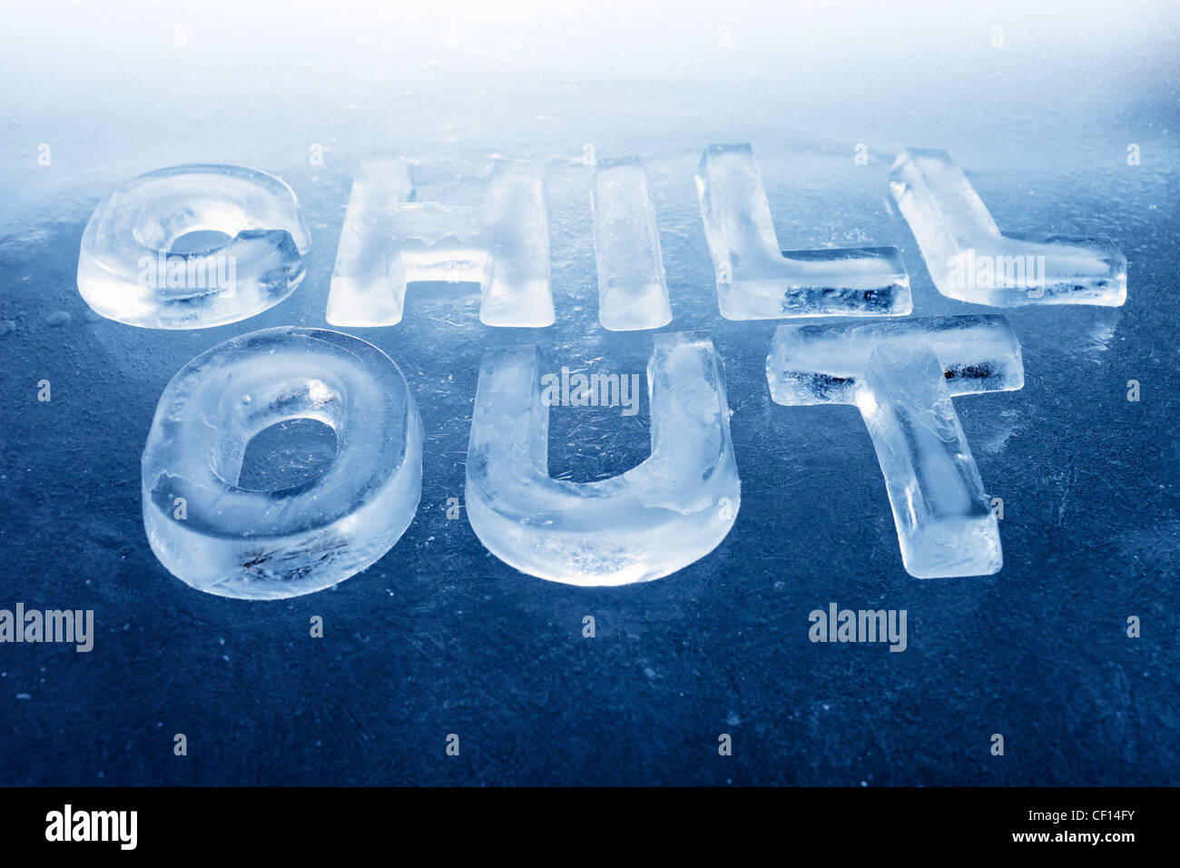 Worte "Chill Out", in echtem Eisbuchstaben auf Eis Hintergrund. Stockfoto