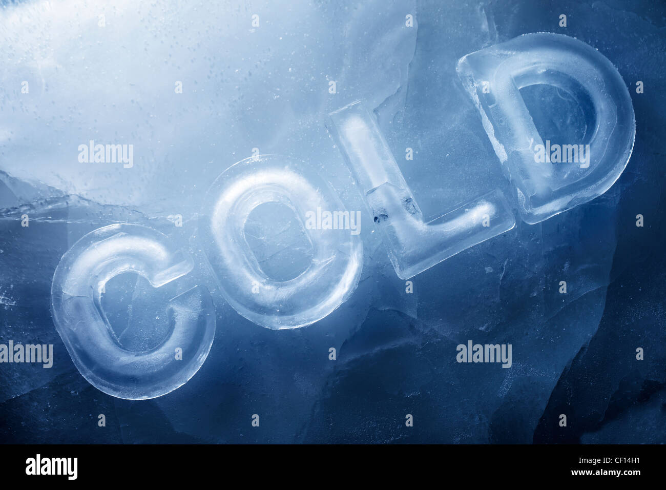 Wort "Kalt" mit echtem Eisbuchstaben auf dem Eis gemacht. Stockfoto