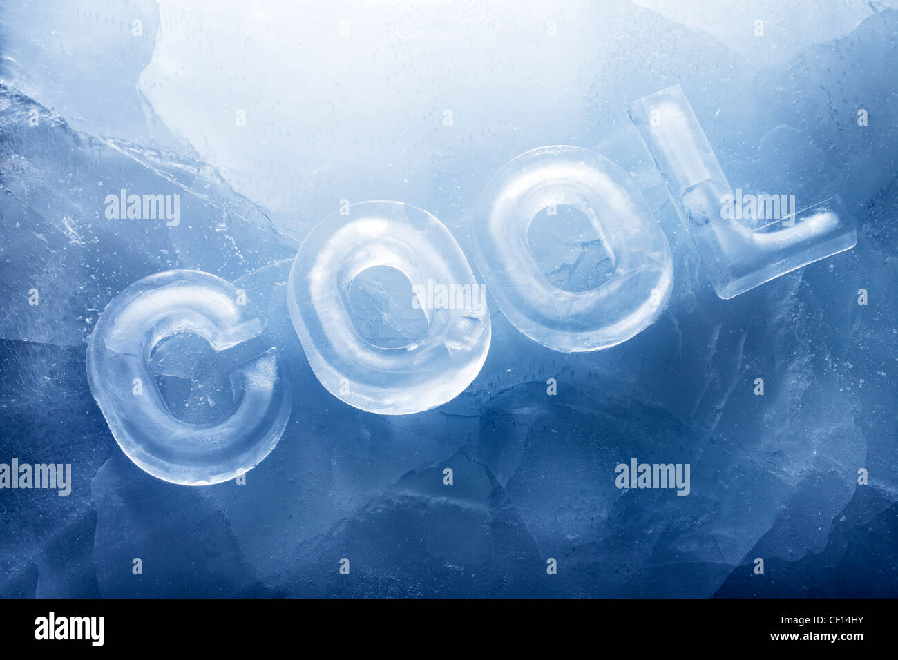 Wort COOL mit echtem Eisbuchstaben auf dem Eis gemacht. Stockfoto