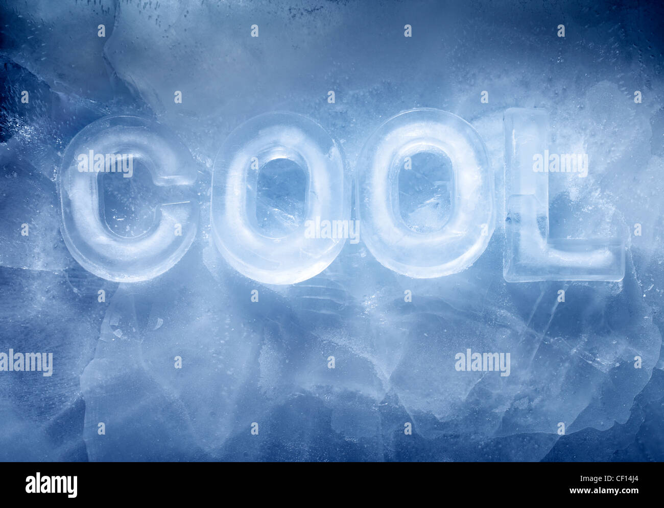Wort COOL mit echtem Eisbuchstaben auf dem Eis gemacht. Stockfoto
