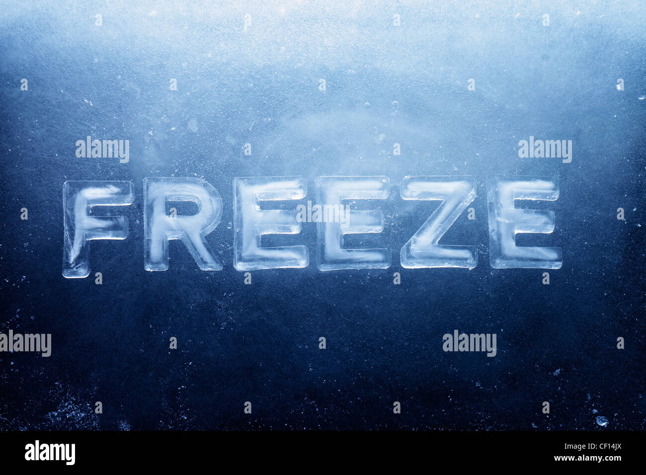 Einfrieren, Wort, Buchstaben von echtem Eis gemacht. Stockfoto