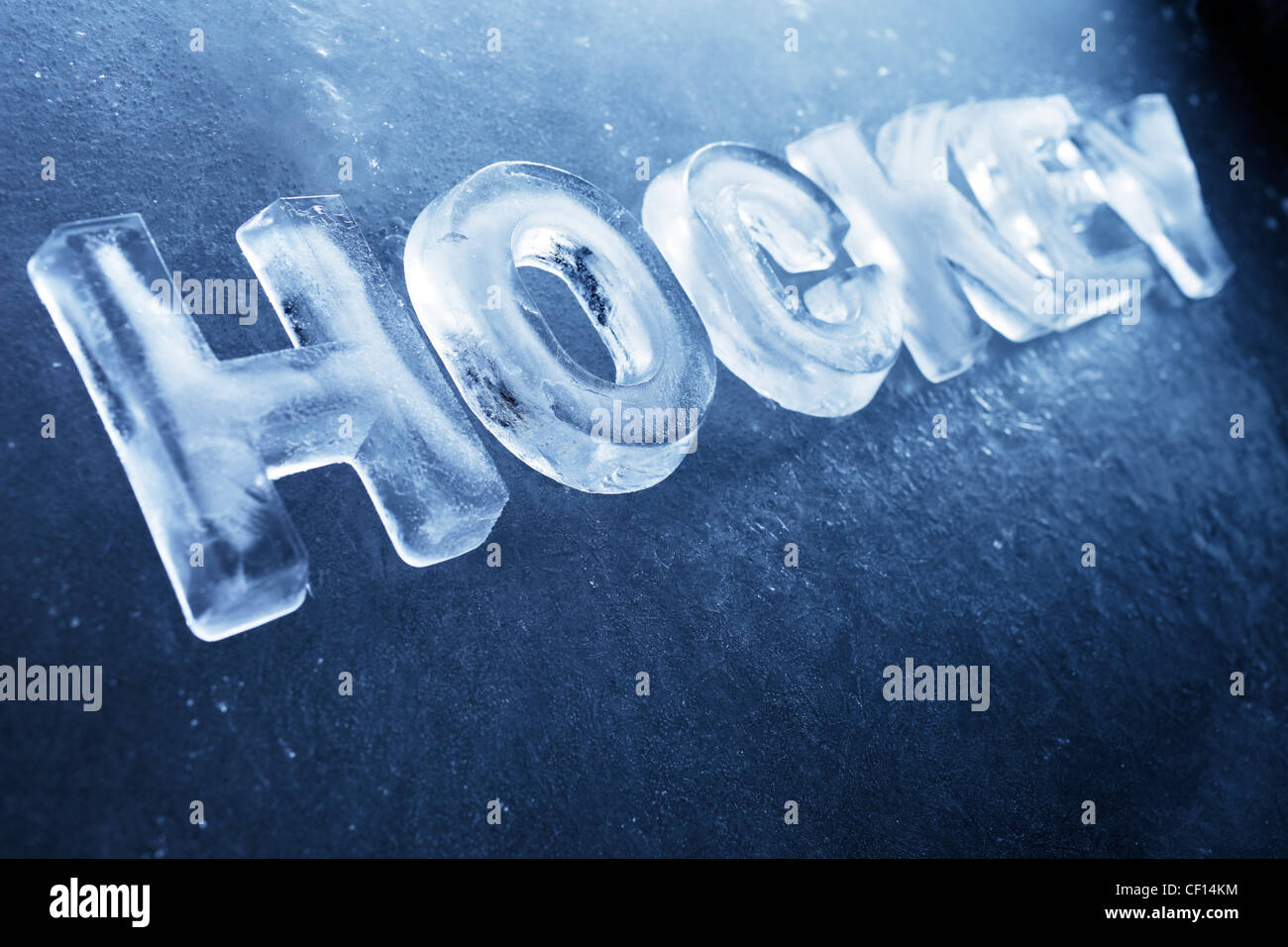 Wort "Hockey", in echtem Eisbuchstaben auf Eis Hintergrund. Stockfoto