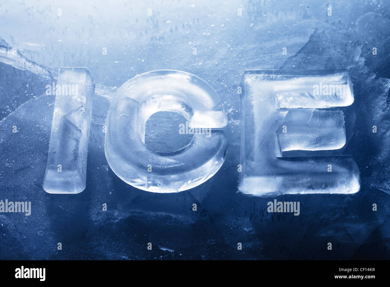 Wort-Eis hergestellt mit echtem Eisbuchstaben auf dem Eis. Stockfoto