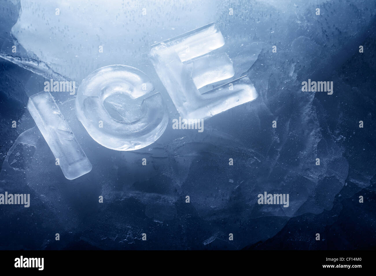 Wort "ICE" mit echtem Eisbuchstaben auf dem Eis gemacht. Stockfoto
