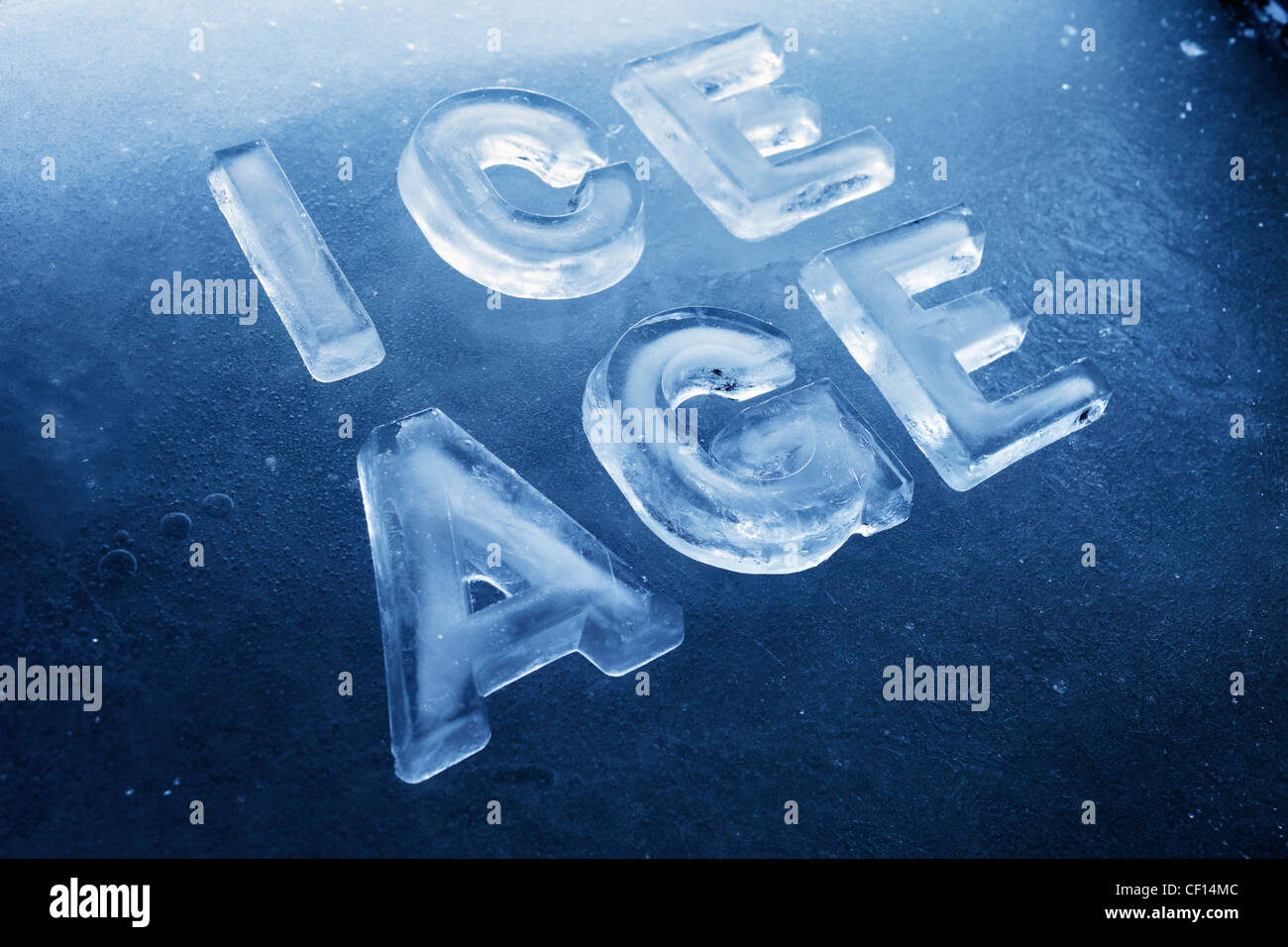 Worte "Eiszeit, echtem Eisbuchstaben auf Eis Hintergrund. Stockfoto