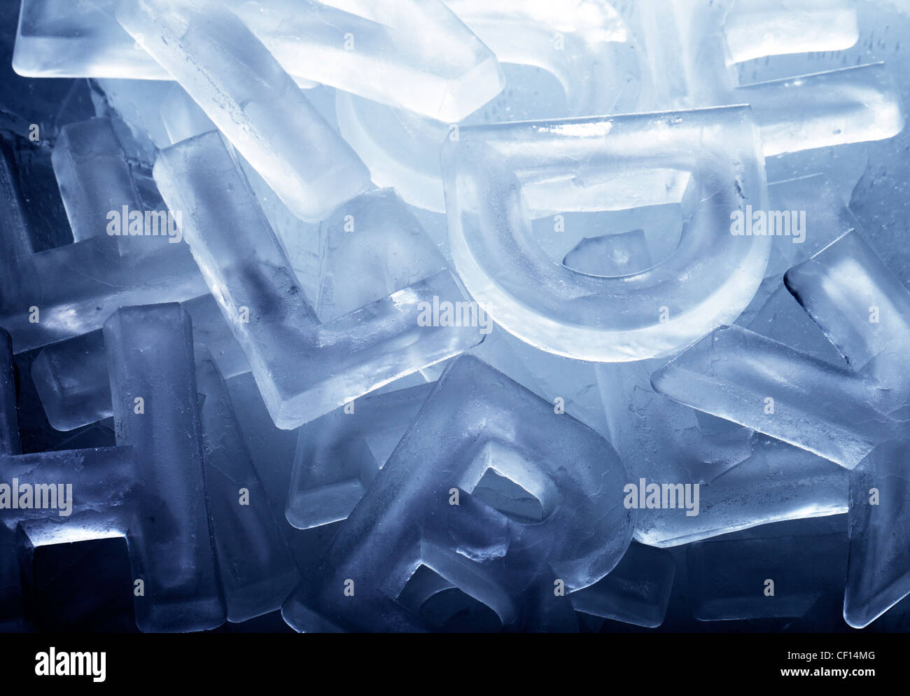 Zufällige Buchstaben hergestellt aus echtem Eis. Stockfoto