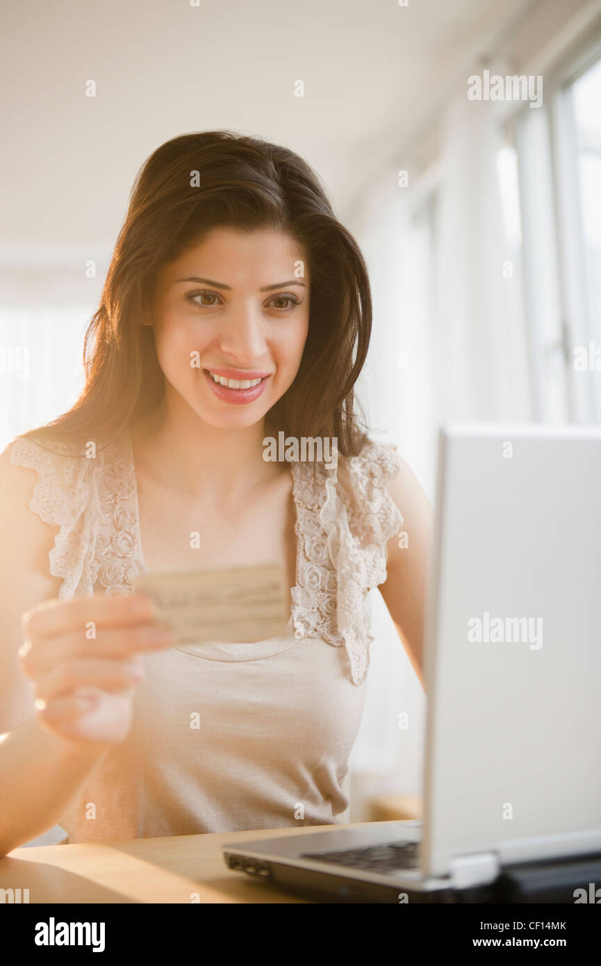 Gemischte Rassen Frau online-shopping mit Kreditkarte Stockfoto
