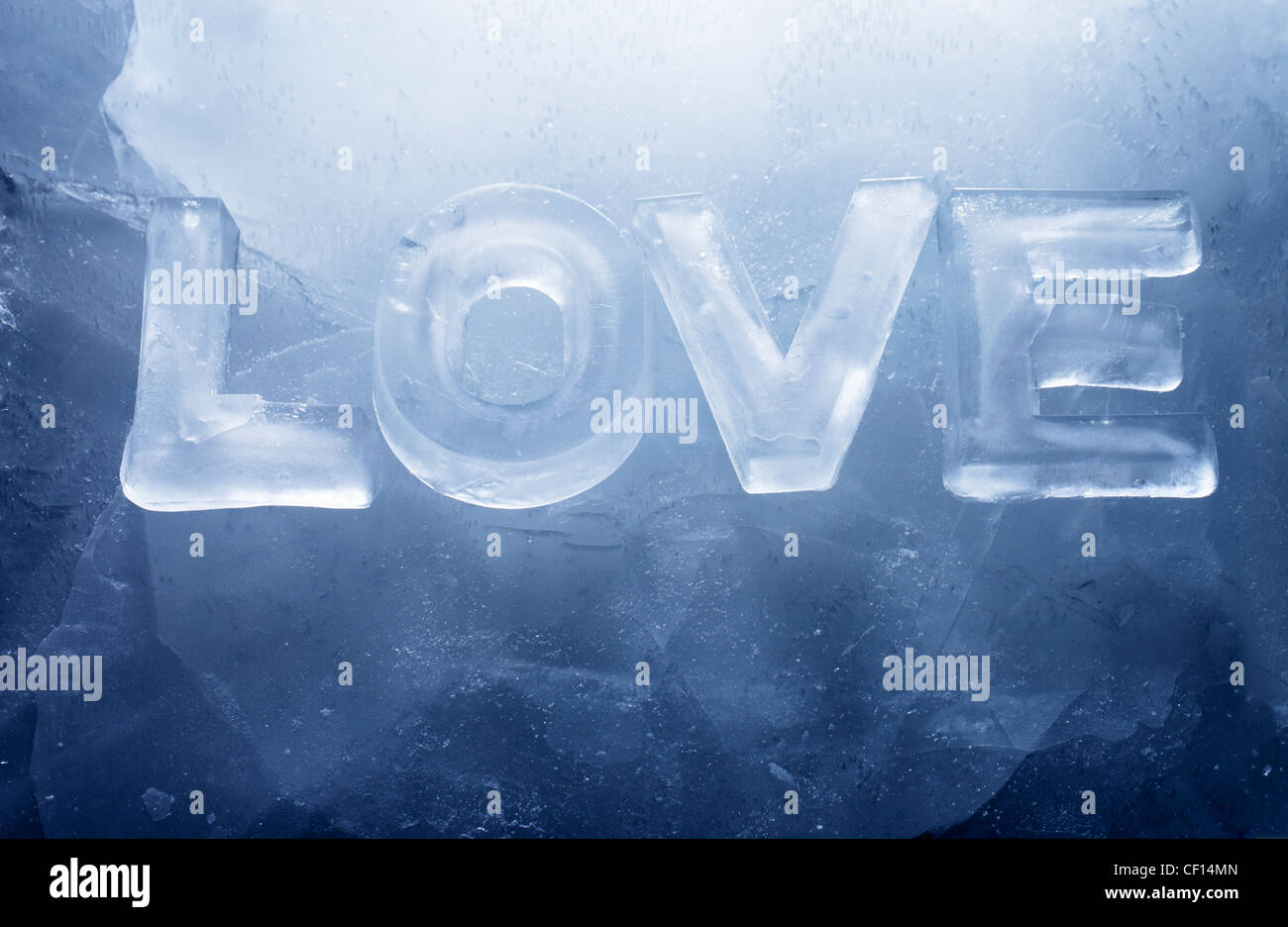 Wort "LOVE" mit echtem Eisbuchstaben auf dem Eis gemacht. Stockfoto