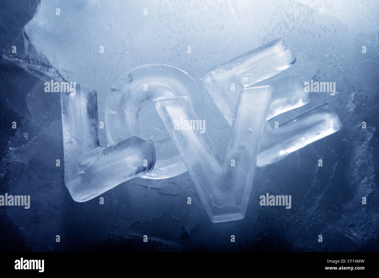 Wort "Love" mit Buchstaben von echtem Eis geschrieben. Stockfoto