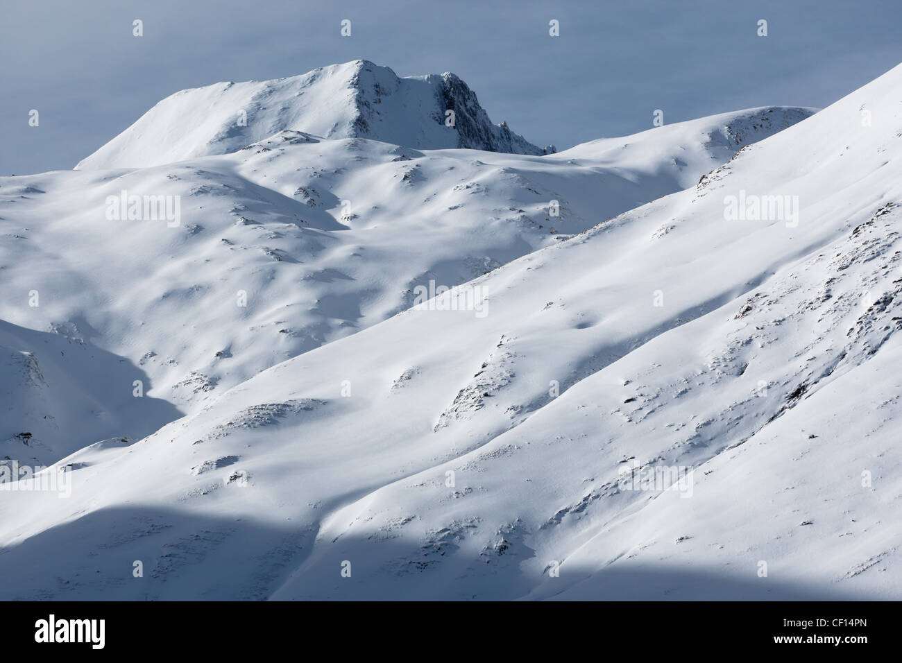 Verschneiten Grat unterhalb Col de Pause, in der Nähe von Couflens, Ariege, Midi-Pyrenäen, Frankreich. Stockfoto