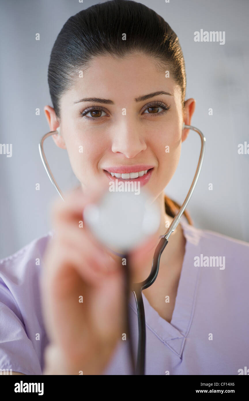 Gemischte Rassen Krankenschwester mit Stethoskop Stockfoto