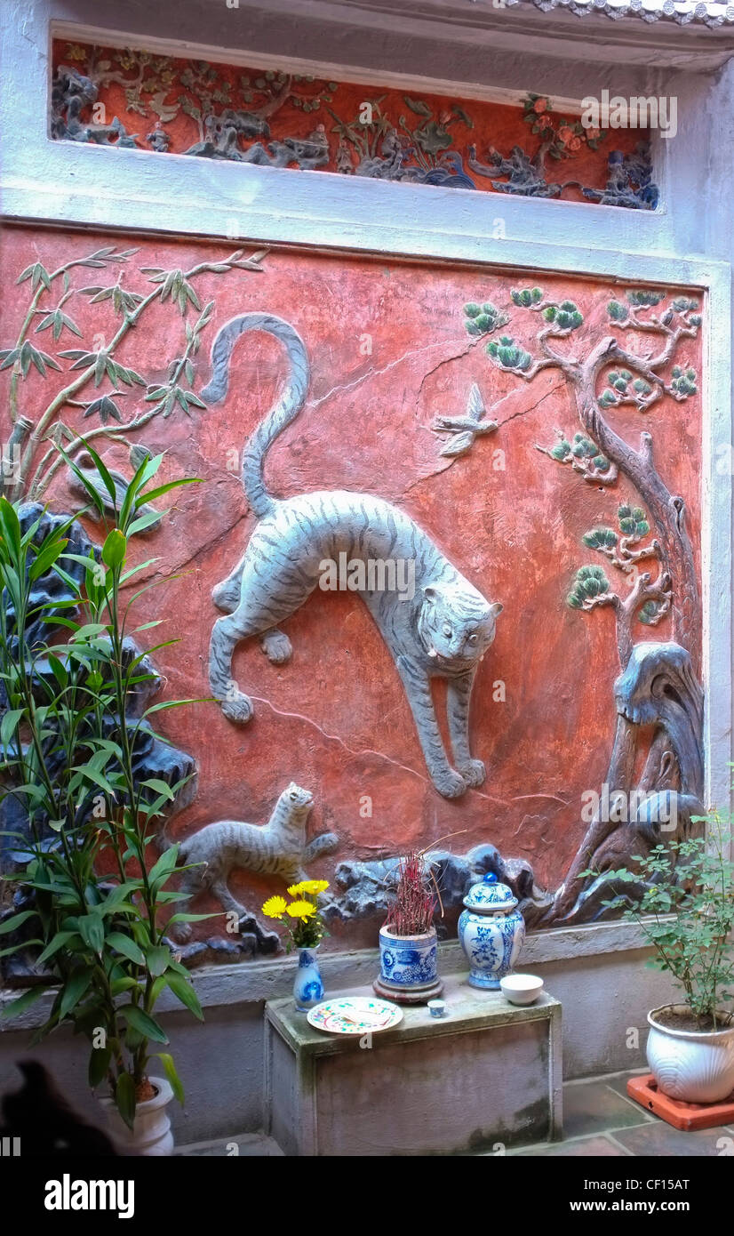 Vorfahren-Altar, Wand dekoriert mit Tierskulpturen, Hanoi, Vietnam Stockfoto