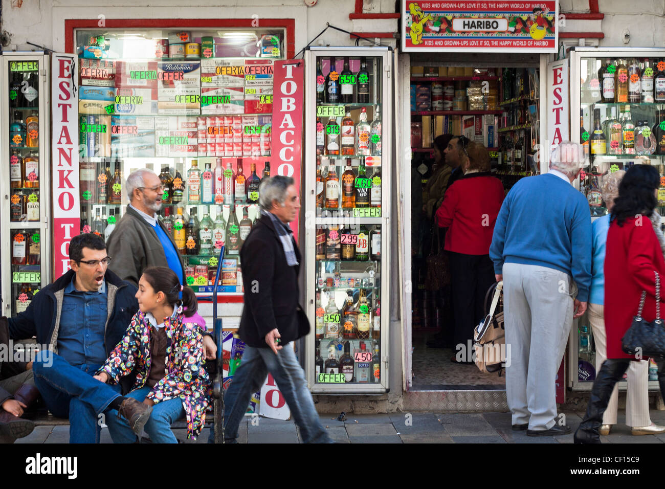 Menschen und Duty-Free-Läden in der Main Street, Gibraltar. Stockfoto