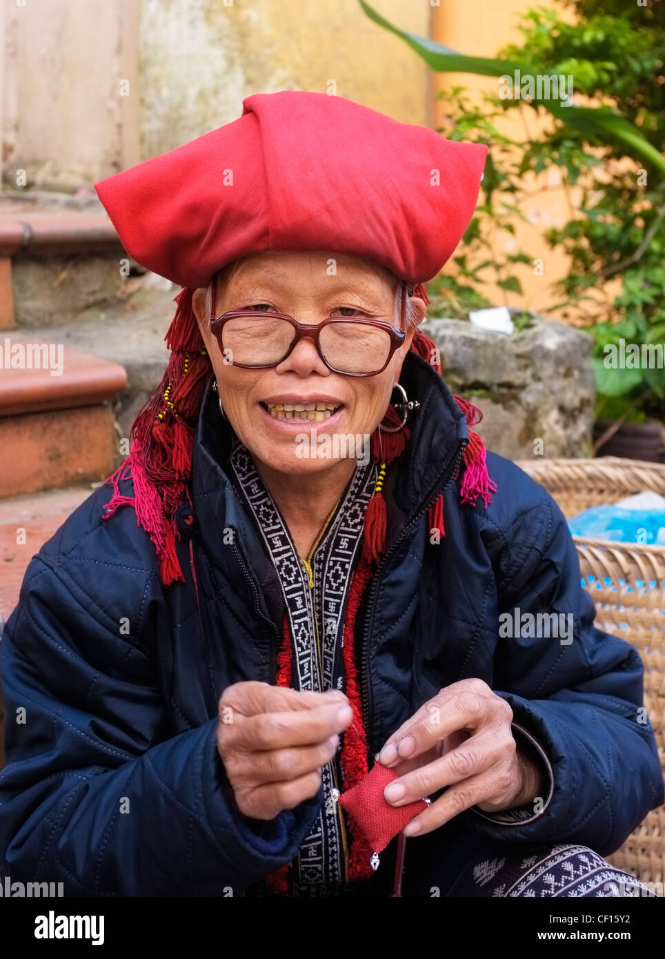 Roten Dao Seniorin nähen, Sapa, Vietnam Stockfoto