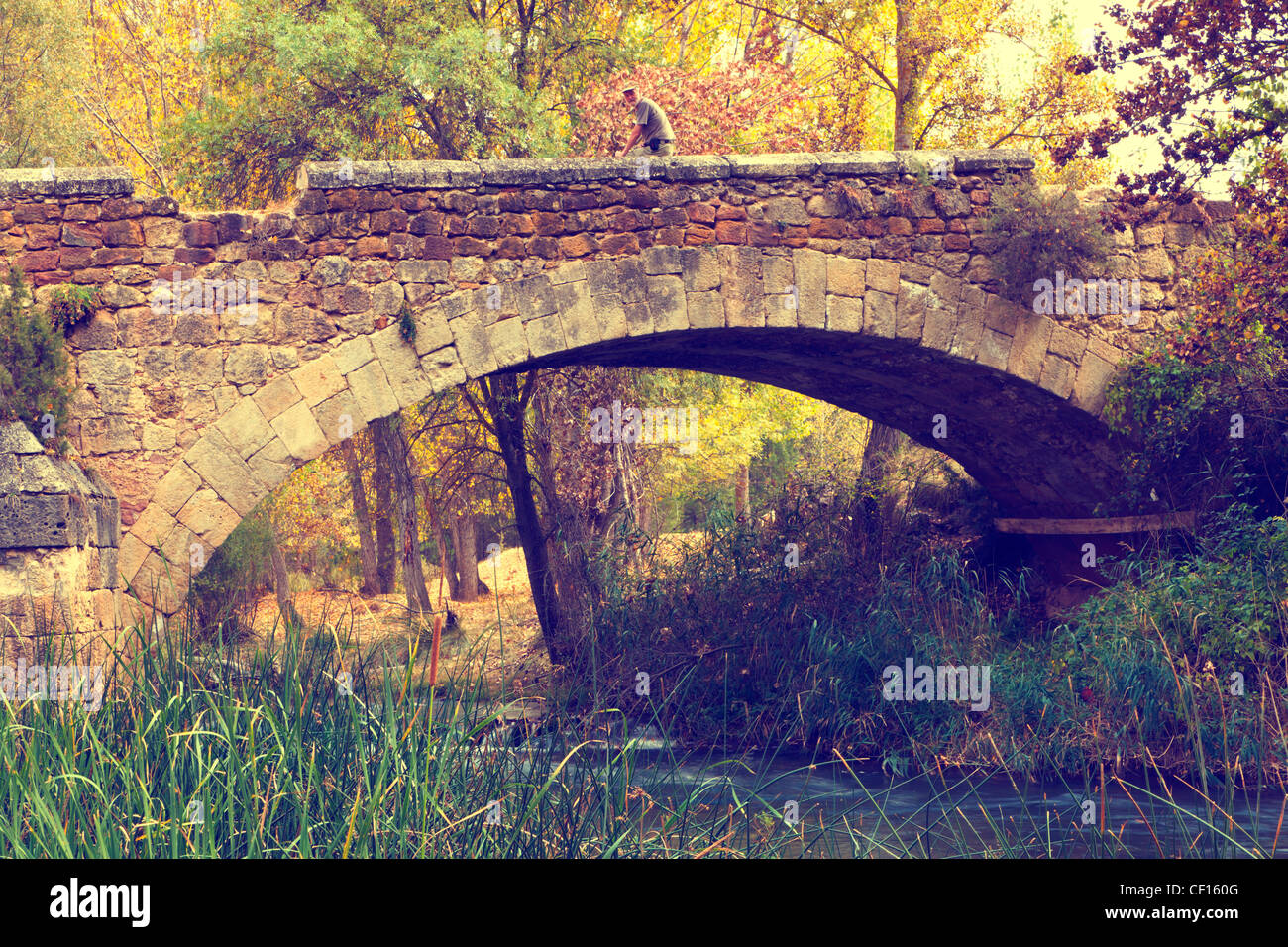 Alte Brücke zwischen Carboneras de Guadazaón und Cañete, Cuenca Provinz, Region Kastilien-La Mancha, Spanien. Stockfoto