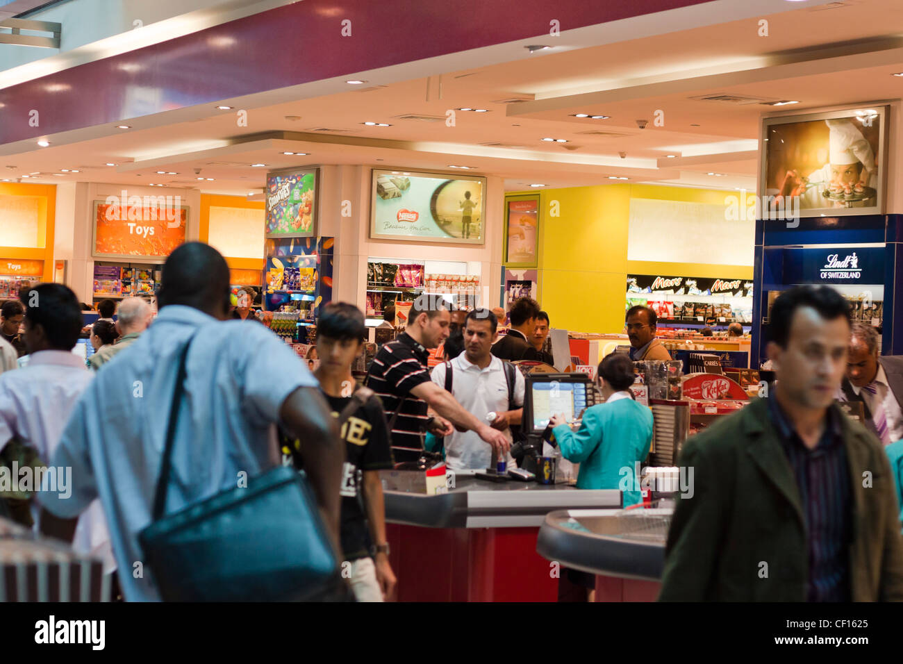 Menschen beim Einkaufen in Dubai International Airport, Dubai, Vereinigte Arabische Emirate. Stockfoto