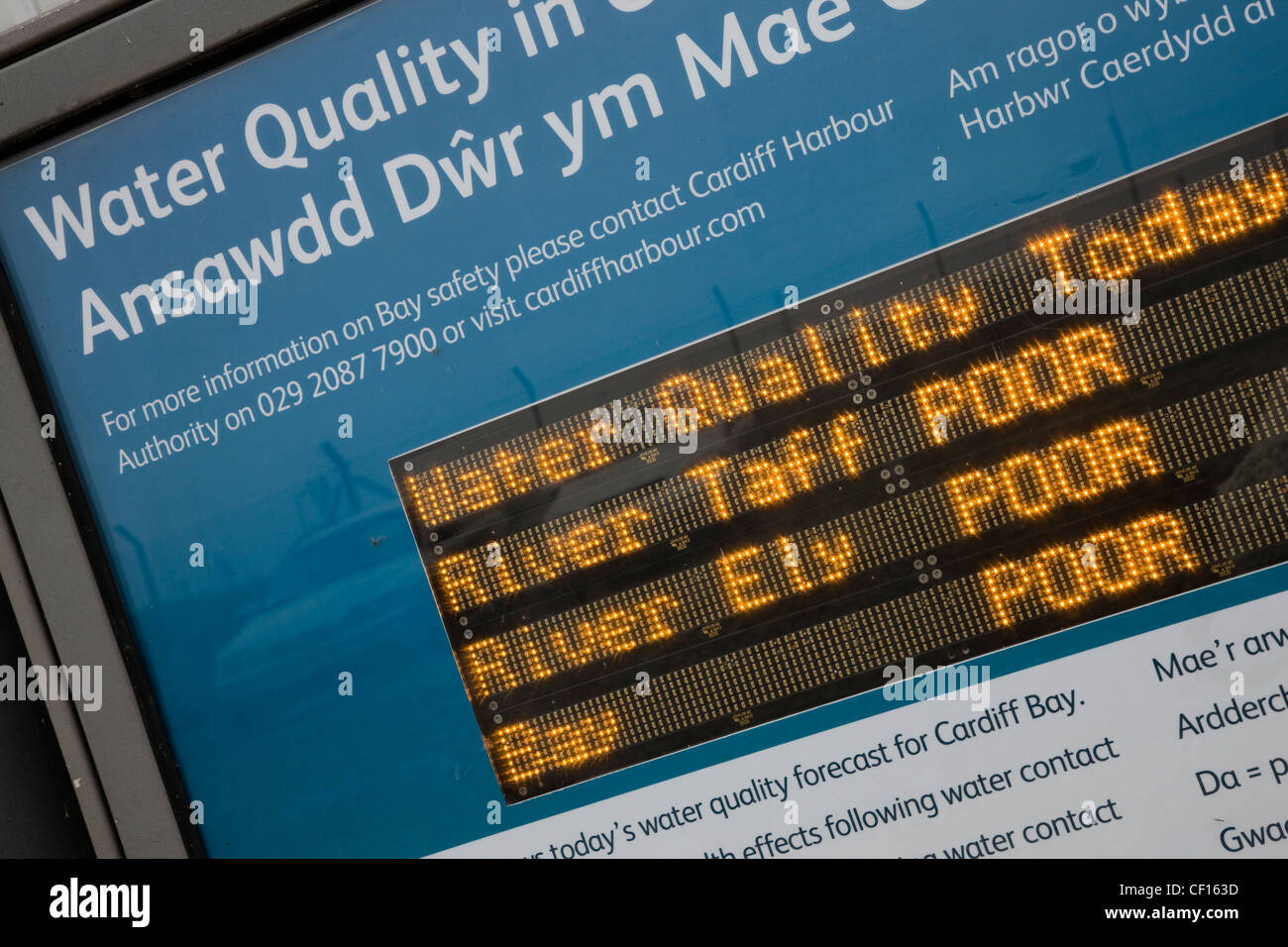 Umweltagentur elektronische Zeichen schlechter Wasserqualität im Fluss Taff, Fluss Ely und Cardiff Bay anzeigen Stockfoto