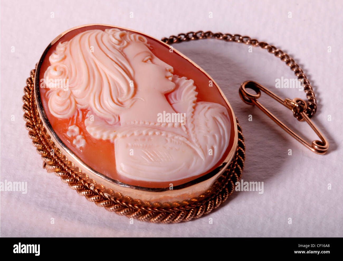 GOLD CAMEO-BROSCHE Stockfoto