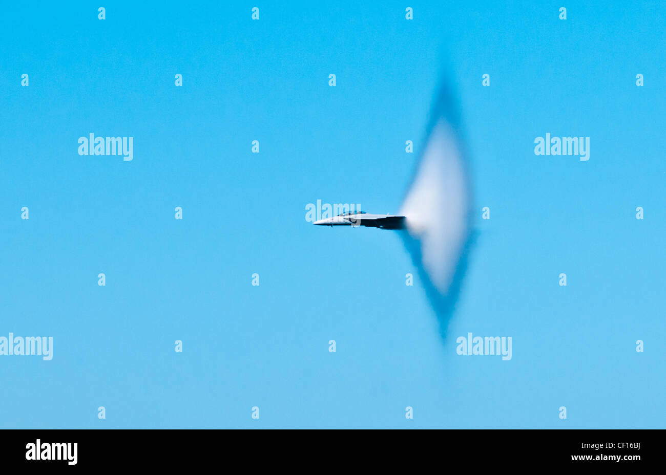 Militärischer Kampfjet durchbrechen der Schallmauer, Flotte Woche Air Show, San Francisco, Kalifornien, USA Stockfoto