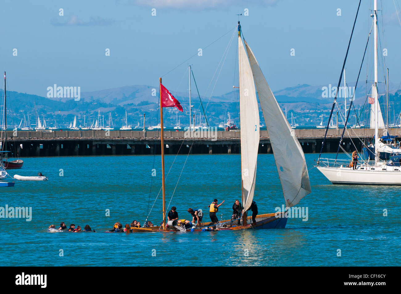 Gekentertes Segelboot während Flotte Woche Air Show, San Francisco, Kalifornien, USA Stockfoto