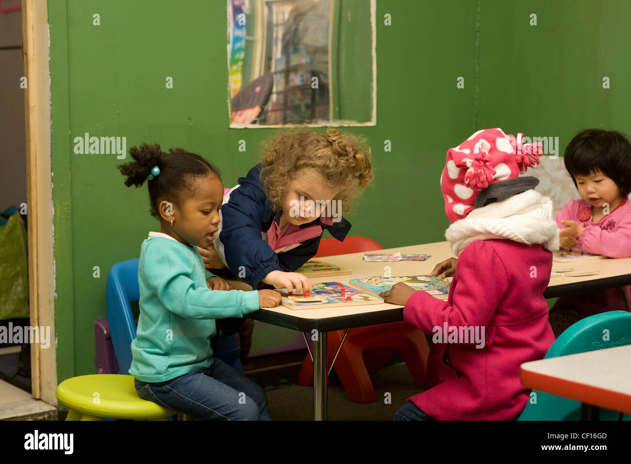 Kinder sind uns Kindergarten Schule/frühen Lernzentrum im Stadtteil Kensington sehr multikulturellen Brooklyn, NY Stockfoto