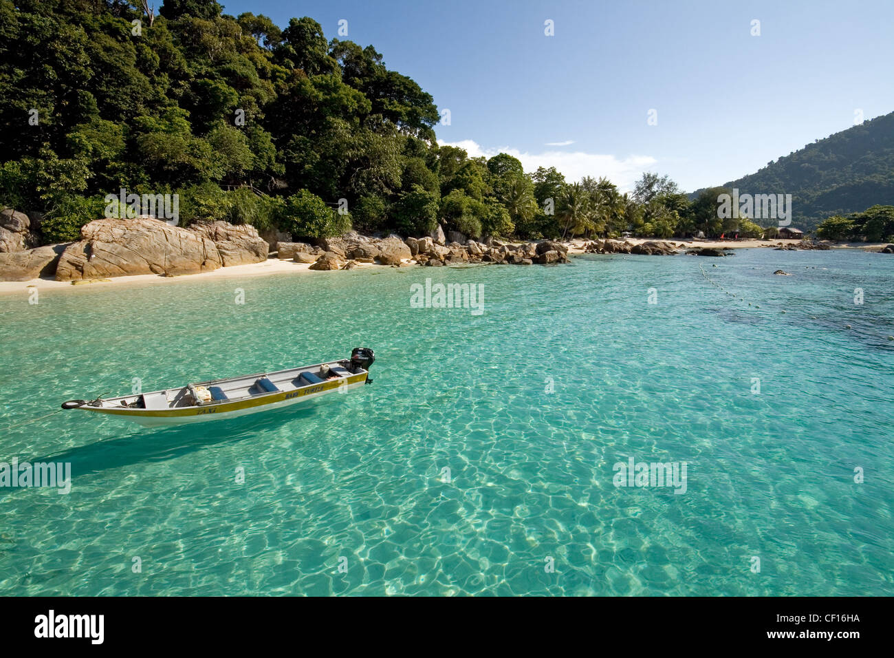 Boot, Schwimmen in kristallklarem Wasser auf einer paradiesischen Insel in Malaysia Stockfoto