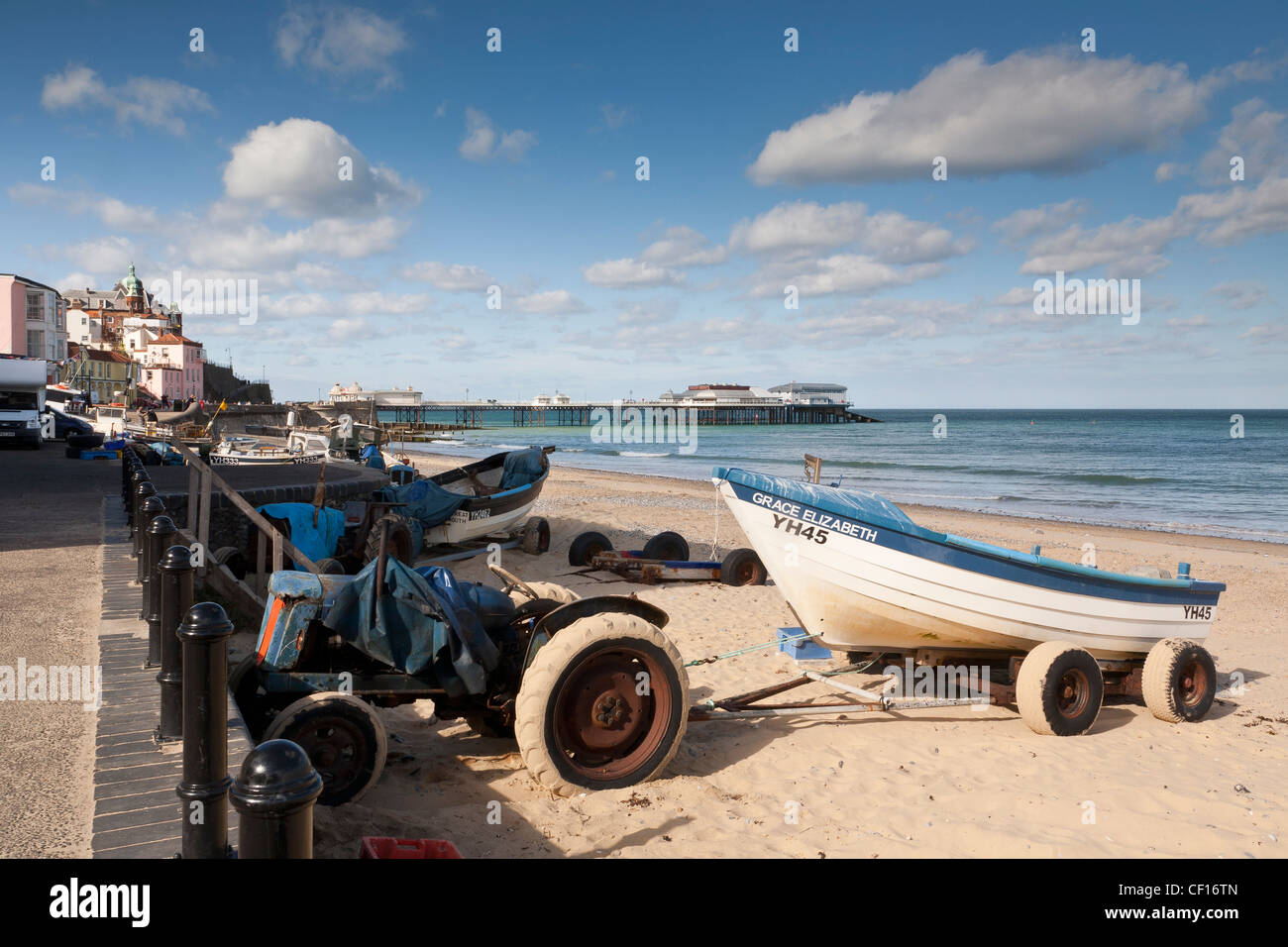 Krabbenfangschiffe Cromer Beach mit dem Pier im Hintergrund Stockfoto